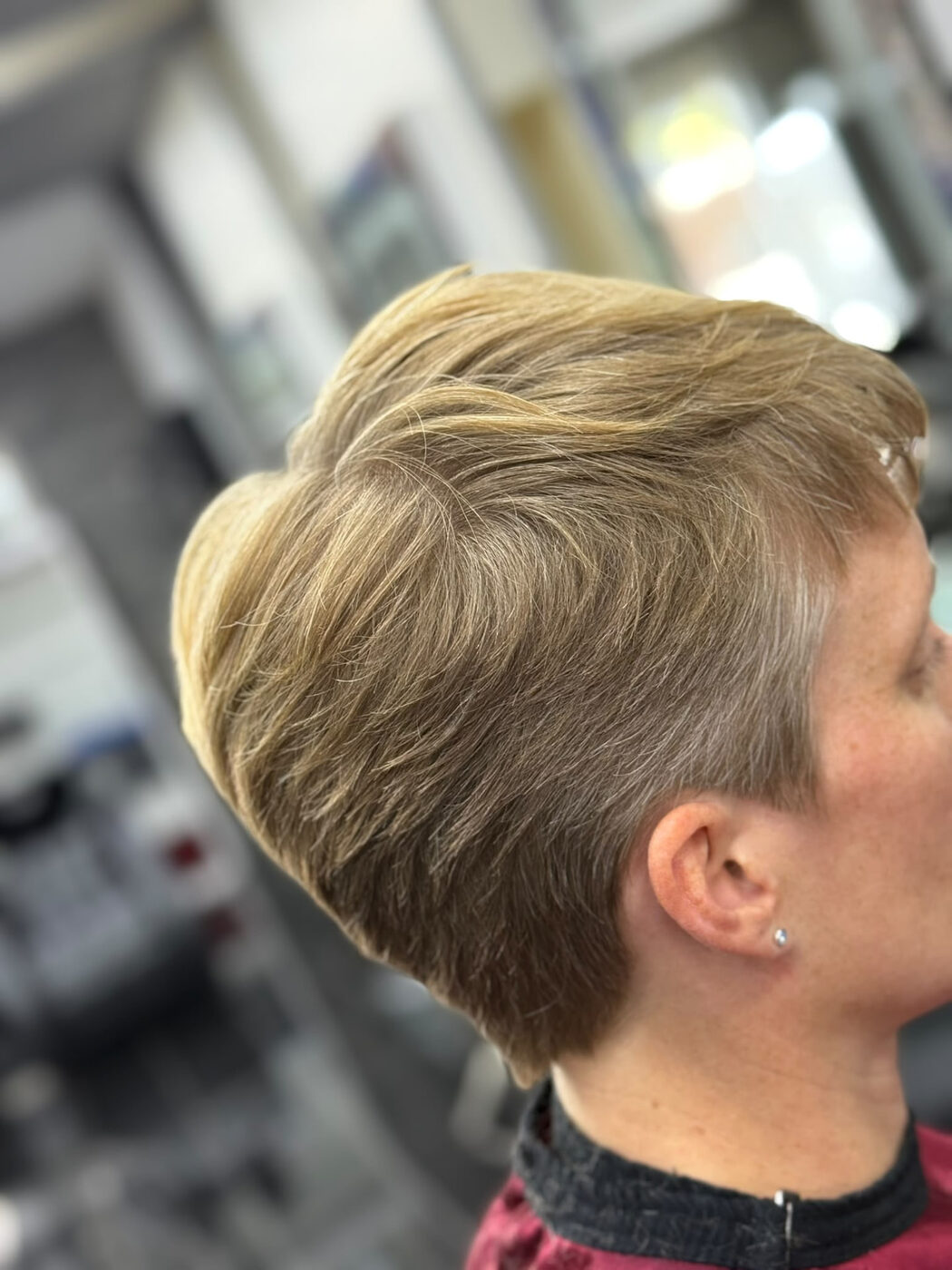 Kort kapsel met een zachte overgang — behandeling in onze salon